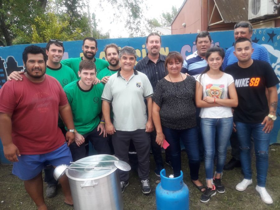 FOTO PRENSA LUZ Y FUERZA// DONATIVOS./ Representantes del gremio y miembros de la Asociaci&oacute;n Movimiento Barrial y de La Huella.