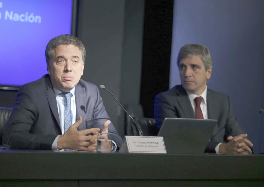 FOTO ARCHIVO NA ANUNCIOS. Dujovne y Caputo, con cara de pocos amigos el viernes a la ma&ntilde;ana.