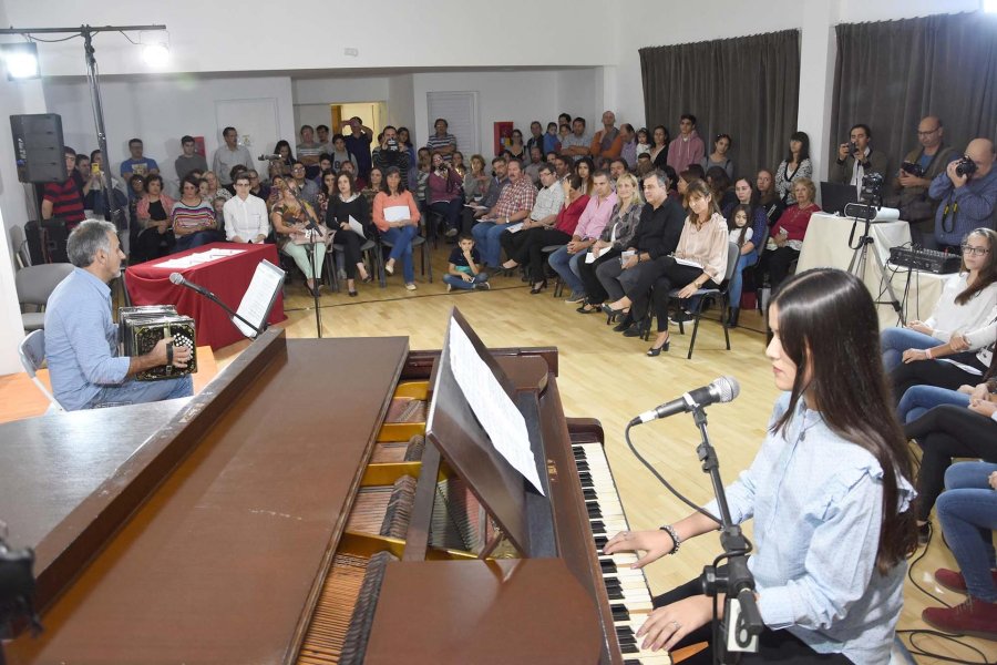 FOTO M. LIOTTA ACTO ACADEMICO./ Anoche se realiz&oacute; en el SUM de la escuela municipal.