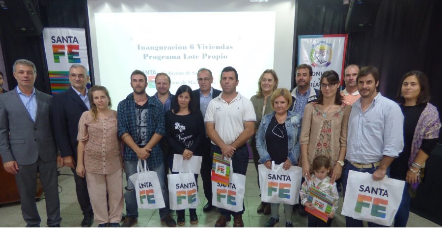 FOTO PRENSA OM// BENEFICIARIOS./ Los propietarios junto a las autoridades.