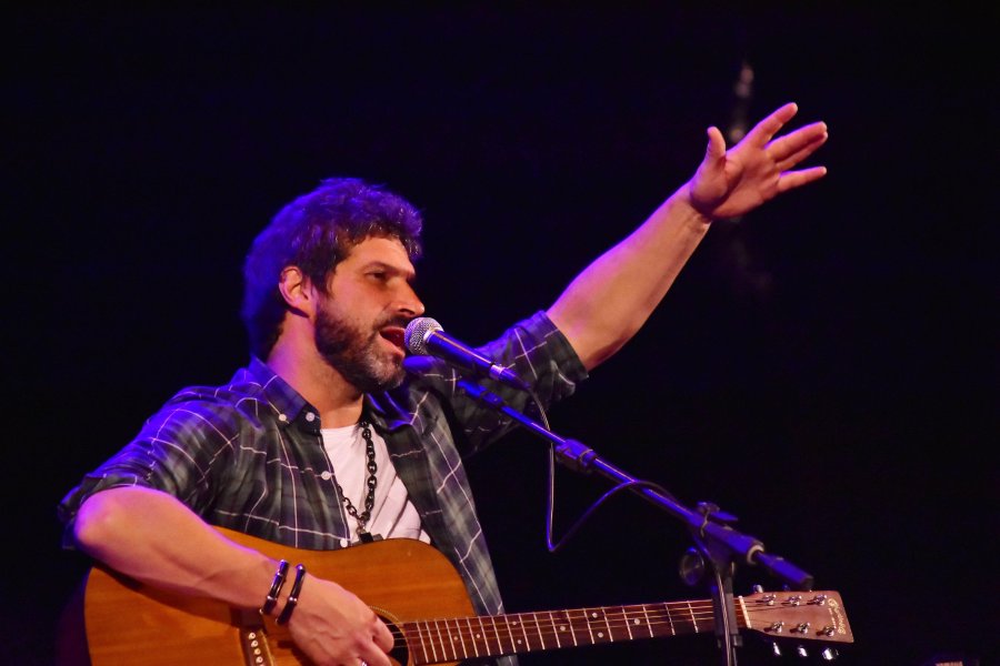FOTO G. SANCHEZ SEDUCTOR. Iv&aacute;n Noble, un anfitri&oacute;n de lujo que equilibr&oacute; la noche con di&aacute;logos justos y canciones, cosech&oacute; aplausos toda la funci&oacute;n.