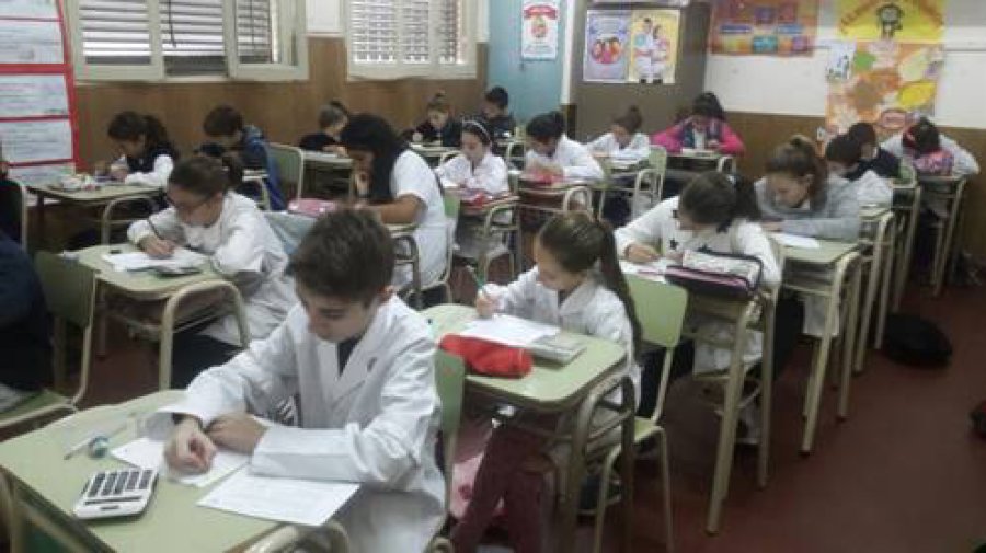 FOTO PRENSA ESCUELA// OLIMPIADAS./ Alumnos resolviendo problemas matem&aacute;ticos.