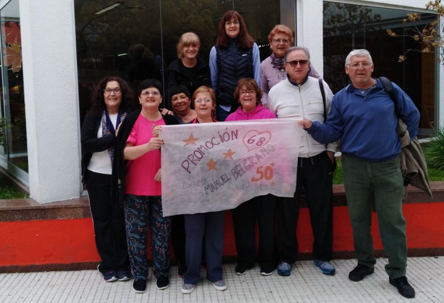 FOTO EGRESADOS E.BELGRANO VIAJE Y AMIGOS. Los ex alumnos viajaron a San Luis y preparan su reencuentro en la Escuela.