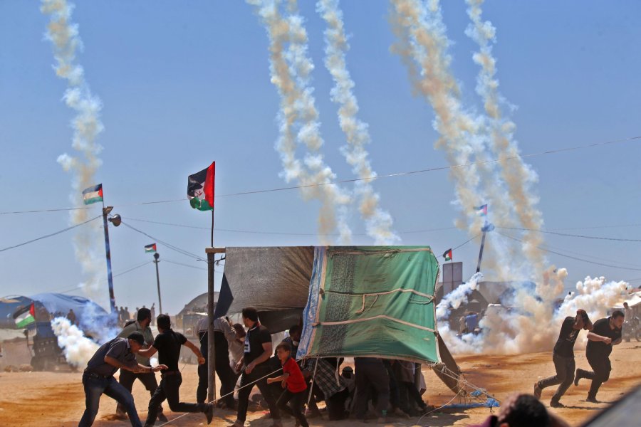 FOTO AFP-NA BA&Ntilde;O DE SANGRE. Soldados israel&iacute;es abrieron fuego contra manifestantes palestinos.
