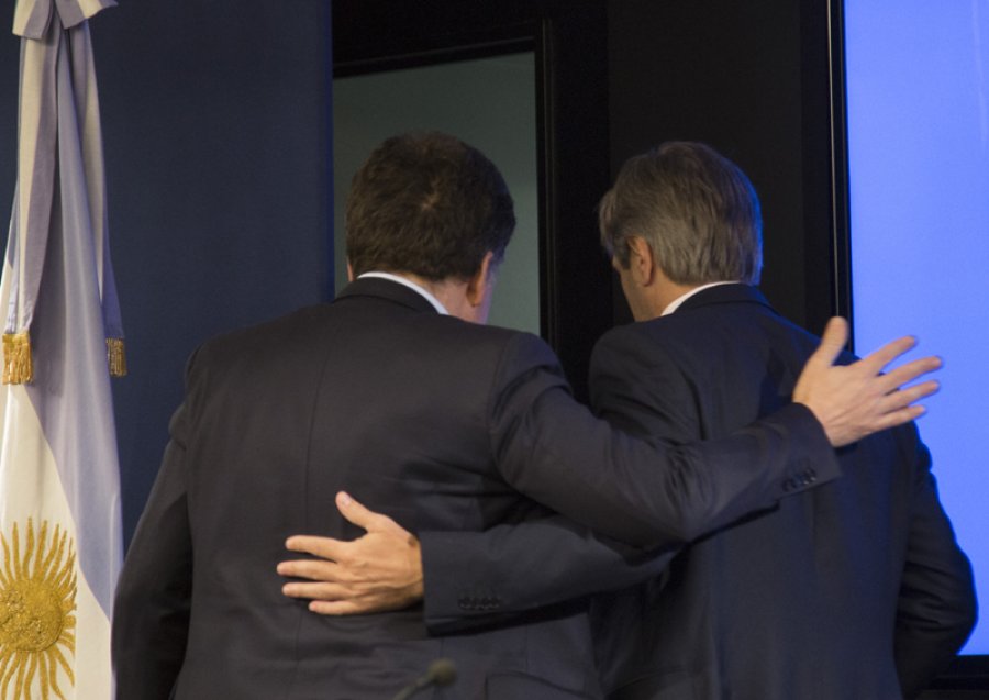 FOTO NA MINISTROS. Dujovne y Caputo se retiran de la conferencia, aliviados.