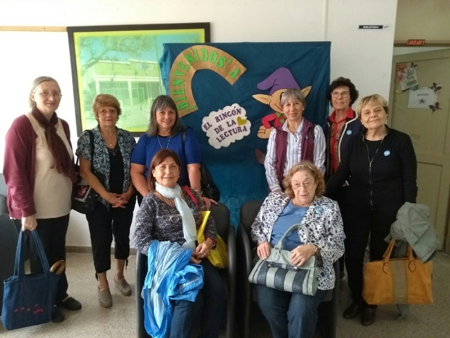 FOTO PRENSA LEE CONMIGO// VOLUNTARIAS./ El grupo que concurri&oacute; a la Escuela Villa Podio.