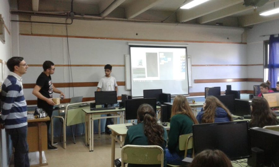 FOTO PRENSA ESCUELA// TALLER DE ROBOTICA./ Fue coordinado por estudiantes de Ingenier&iacute;a de UCSE DAR.