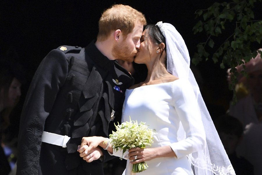 FOTO AFP-NA RECIEN CASADOS. Harry y Meghan sellan la uni&oacute;n con un beso.