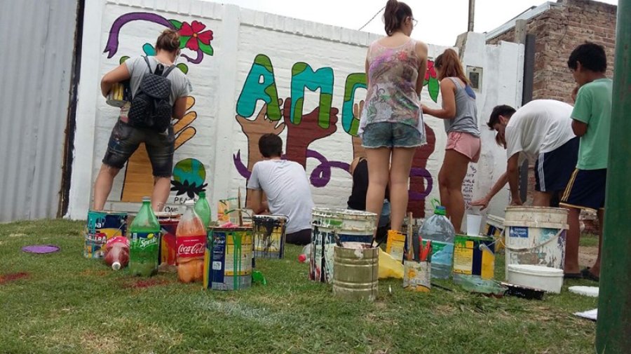 FOTO PRENSA MUNICIPAL SE MUEVE PARA AQUI... Las mujeres disfrutaron a todo ritmo del baile.  ARTENTAPIALES. Los j&oacute;venes intervienen muros de instituciones de barrio San Jos&eacute;.