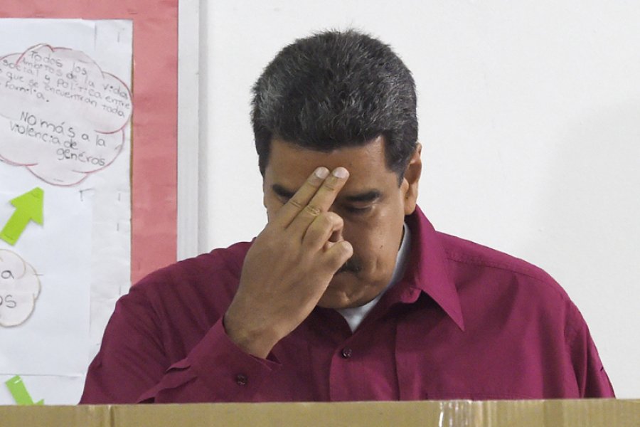 FOTO AFP-NA MADURO./ En el momento de la votaci&oacute;n ayer en Caracas.