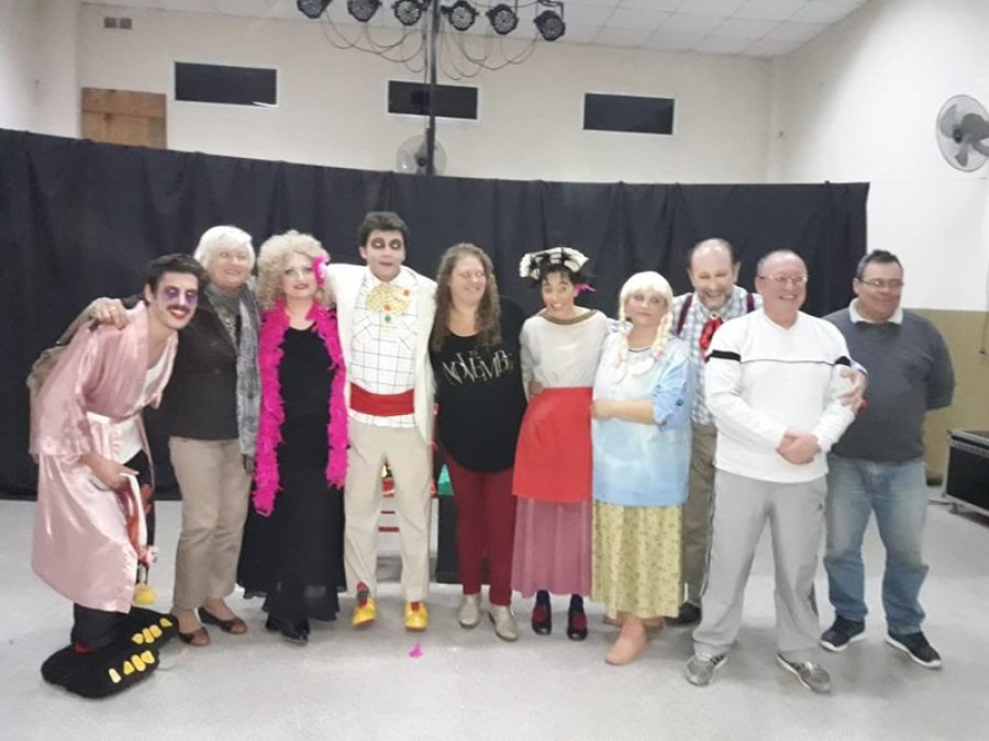 FOTO SCP// SALUDO FINAL./ El elenco junto al director al concluir una de las funciones.