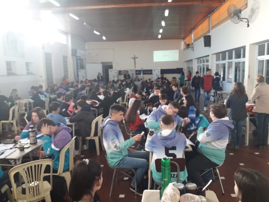 FOTO PRENSA ESCUELA// CERTAMEN./ Vista general de los alumnos en plena competencia. FOTO LA OPINION// APERTURA./ Los instantes previos al inicio de la competencia.