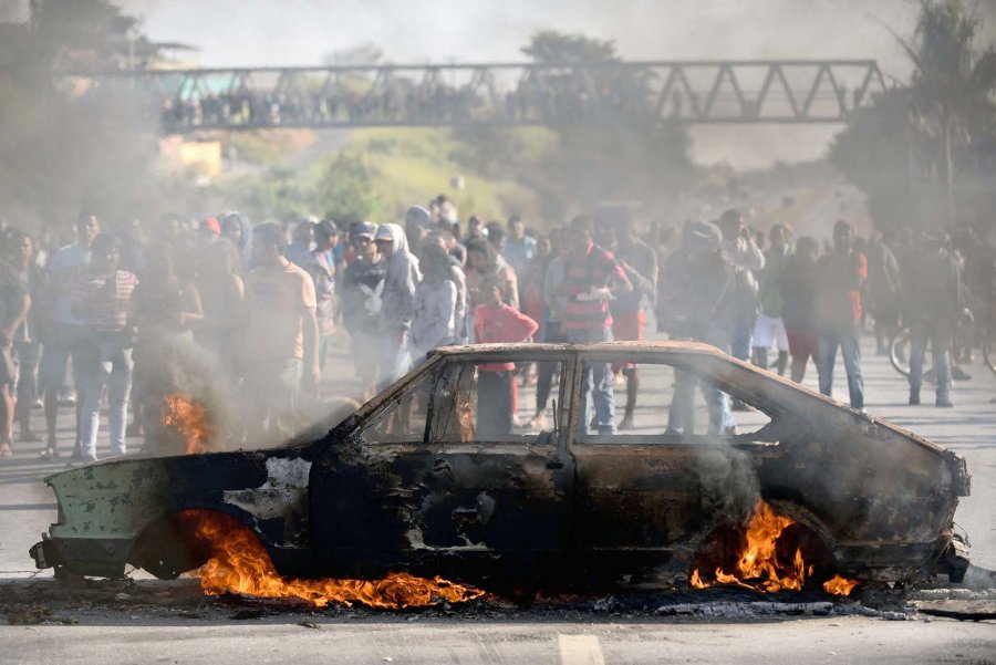 FOTO AFP-NA VIOLENCIA. Manifestantes queman un auto en Belo Horizonte en medio de un paro de camioneros.