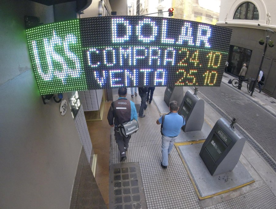 FOTO ARCHIVO NA ESTADOS ALTERADOS. Cuando se mueve, el d&oacute;lar genera tensiones y presiones en toda la econom&iacute;a.