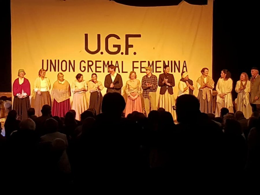 FOTO PRENSA OM// SALUDO FINAL./ El elenco en el escenario al finalizar la funci&oacute;n.