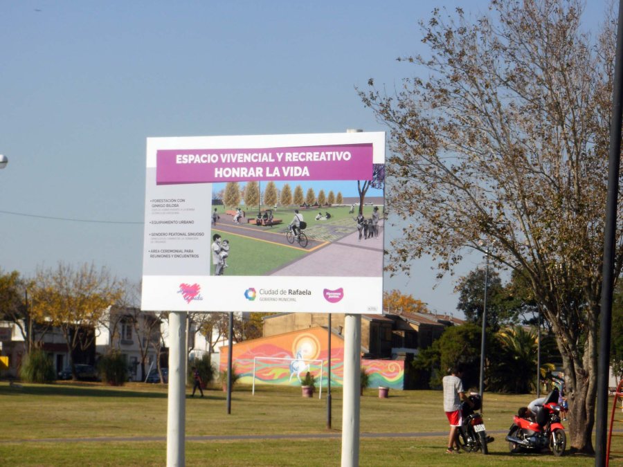 FOTO LA OPINION// CARTEL./ Identificatorio del espacio vivencial y recreativo habilitado ayer.