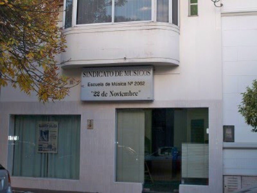 ESCUELA 22 DE NOVIEMBRE./ Fachada del establecimiento.