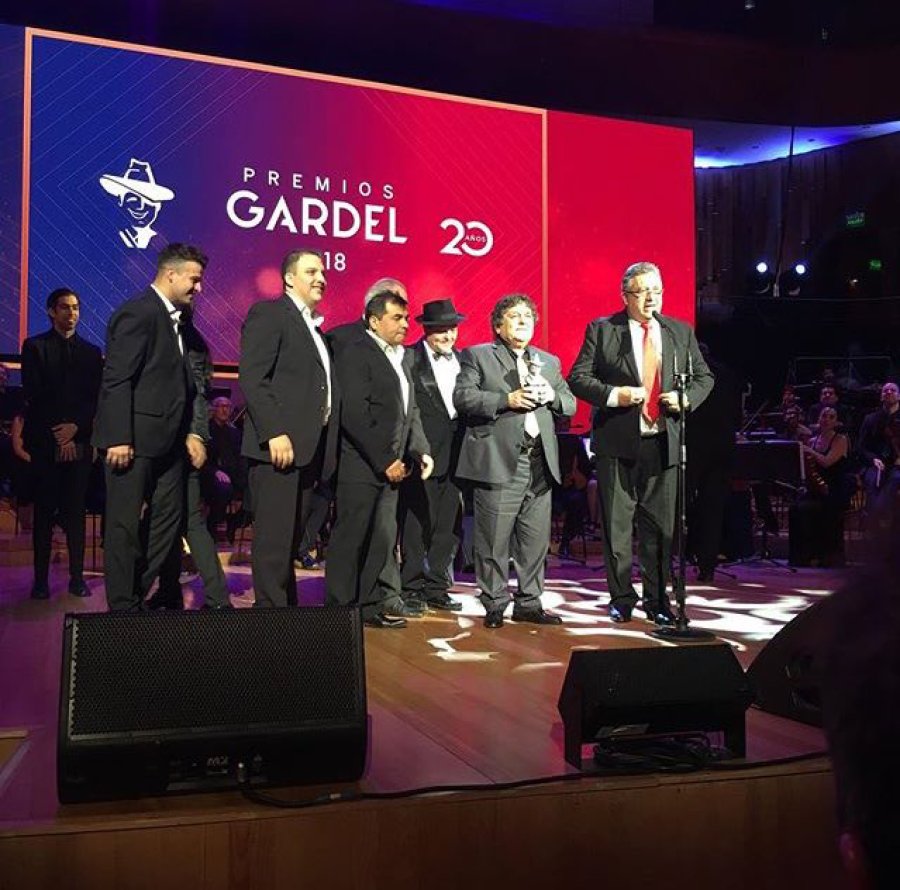 FOTO CAPIF QUE MOMENTO. Palito Ortega entrega el Gardel de Oro a Charly Garc&iacute;a.