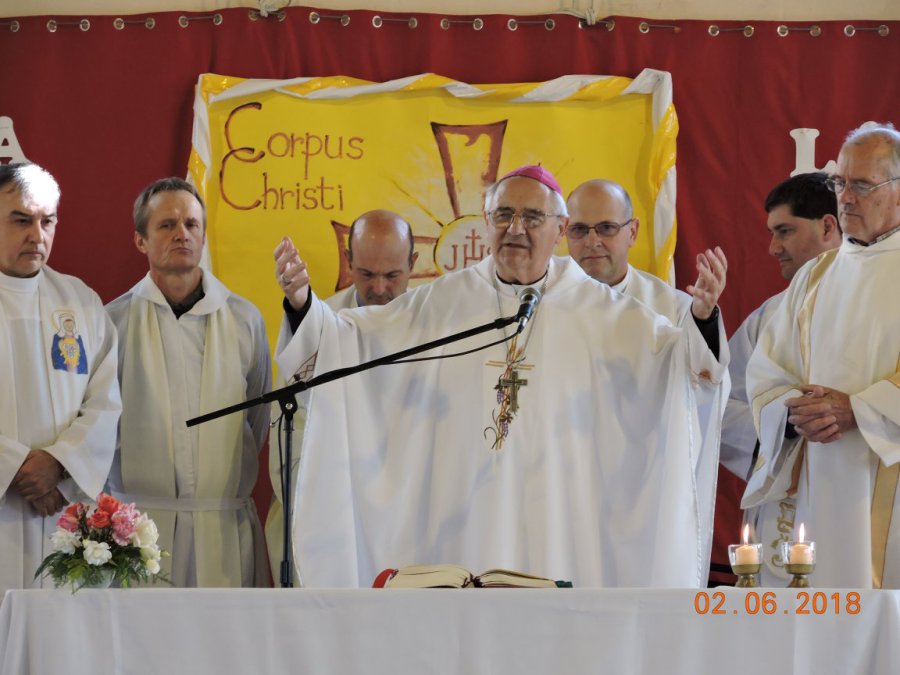 FOTO LA OPINION CATEDRAL. El padre Oscar Sara presidi&oacute; la misa central en Rafaela.  FOTO DIOCESIS DE RAFAELA EN ARRUFO. Monse&ntilde;or Fern&aacute;ndez en la Parroquia Asunci&oacute;n Mar&iacute;a Sant&iacute;sima.