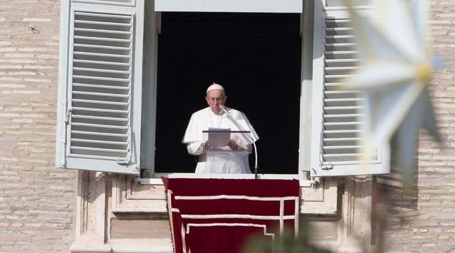 FOTO ACI// ANGELUS./ El santo Padre ayer por la ma&ntilde;ana explicando la celebraci&oacute;n de Corpus Christi.