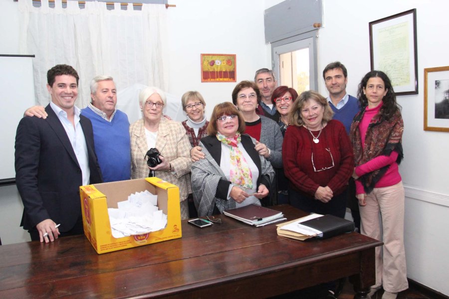 FOTO J. BARRERA SORTEO./ Amigos de la capilla del Hospital con el escribano Pedro Eguiazu.