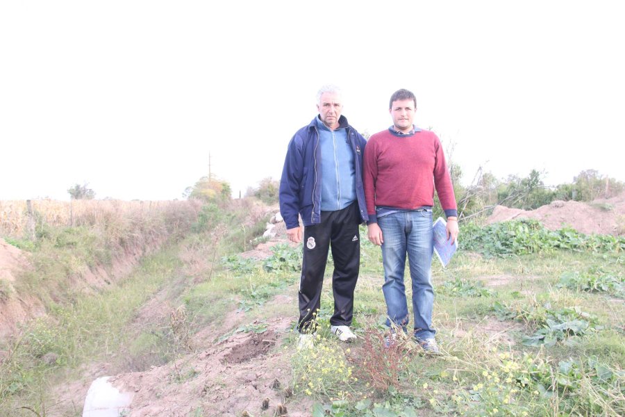 FOTOS J. BARRERA PRODUCTORES./ Sergio y Juan Garetto al costado de uno de los canales contra la bajada natural, al noreste de Fraga. ESTACIÓN TRANSFORMADORA./ Rodeada de dos canales al sur de la ruta 70, casi al ingreso a Fraga. MAPA./ Aparecen las b