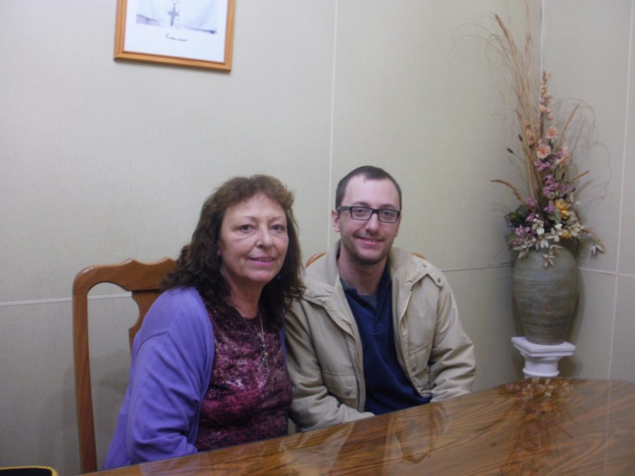 FOTO LA OPINION// AUTORA./ Susana Mar&iacute;a Merke junto a su hijo Agust&iacute;n Ruatta