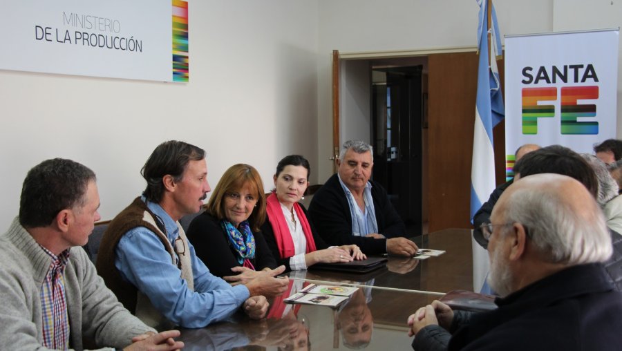 FOTO IP ANUNCIO./ Ciciliani, dirigentes de la Cámara de Cabañas Santafesinas de Ganado y de la Cooperativa Guillermo Lehmann.
