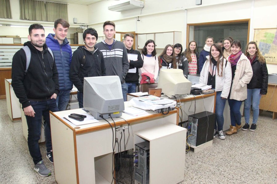 FOTO J. BARRERA VISITANTES. La delegaci&oacute;n de estudiantes de UCES en la Redacci&oacute;n de nuestro Diario.