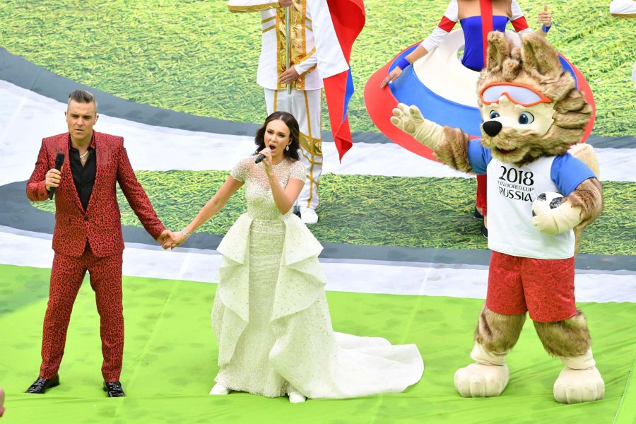 FOTO NA VICTORIA APLASTANTE. El local no dej&oacute; dudas ante Arabia en el partido inaugural.  CORTA Y ENTRETENIDA. Robbie Williams y Aida Garifullina engalanaron la inauguraci&oacute;n del Mundial.
