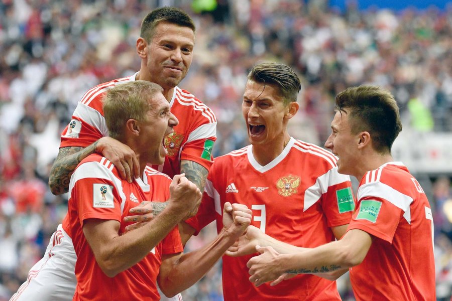 FOTO NA VICTORIA APLASTANTE. El local no dejó dudas ante Arabia en el partido inaugural.  CORTA Y ENTRETENIDA. Robbie Williams y Aida Garifullina engalanaron la inauguración del Mundial.