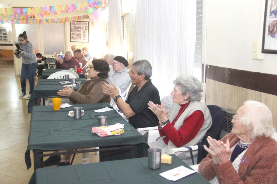 FOTO SCP// EN EL HOGAR// Luis Castellano con un grupo de abuelos. CELEBRACION./Todo fue alegr&iacute;a y confraternidad.