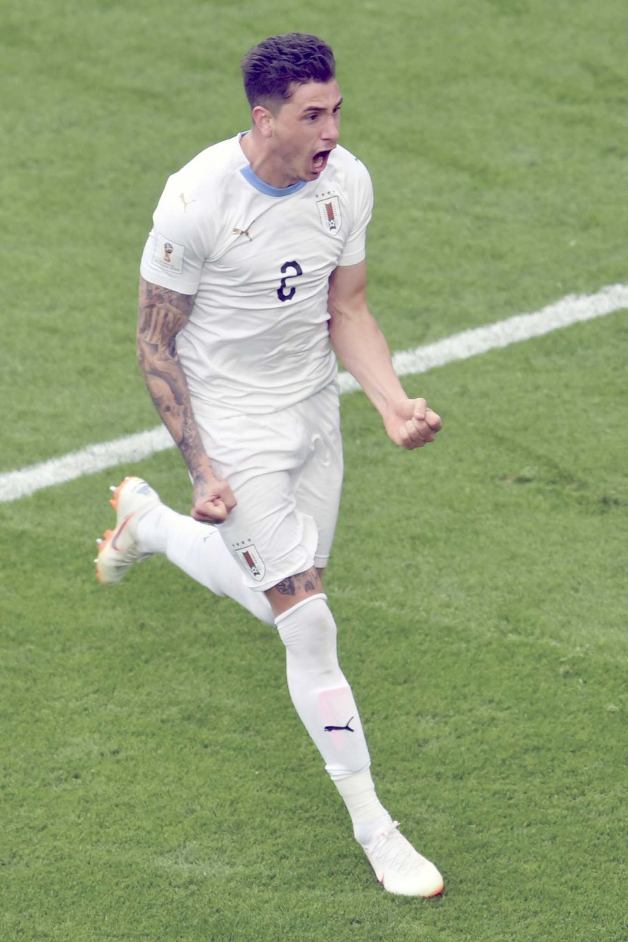 FOTO NA AGONICO. Gim&eacute;nez, de cabeza, salv&oacute; el debut Charr&uacute;a.