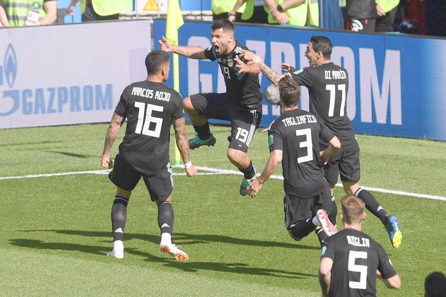 FOTO NA SOLO UN MOMENTO. El gol de Ag&uuml;ero se celebr&oacute; en Mosc&uacute; y en toda la Argentina, pero despu&eacute;s la Selecci&oacute;n fue una sombra.