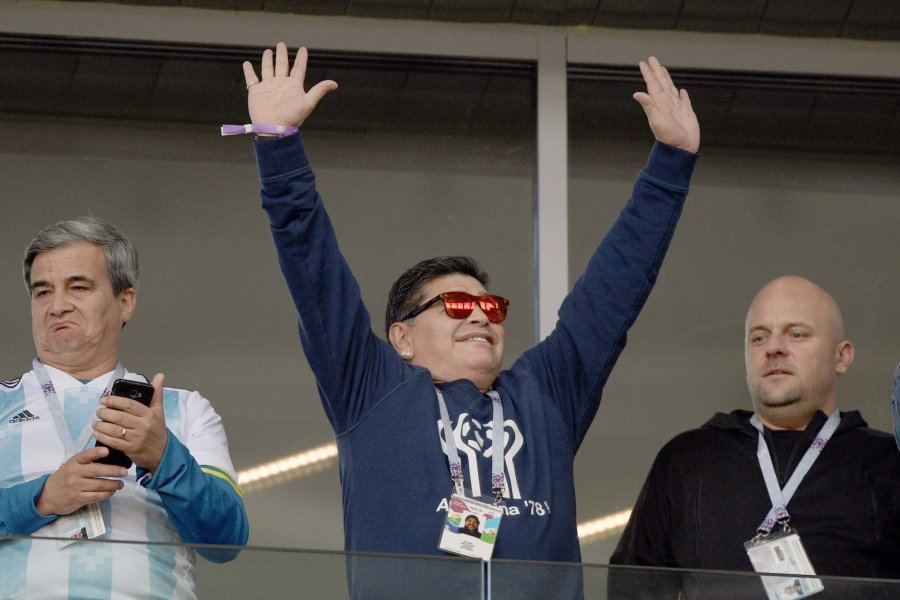 FOTOS AFP MARADONA. Diego agradeció el cariño de la gente durante el partido en Moscú.  PAPA FRANCISCO. Un simpatizante argentino ataviado como el Sumo Pontífice.  MAYORIA. Los hinchas alentaron en todo momento al seleccionado en su debut.  JUNTOS. I