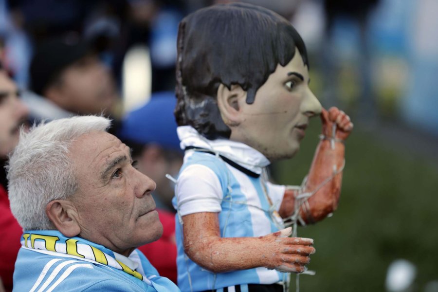 FOTOS AFP MARADONA. Diego agradeci&oacute; el cari&ntilde;o de la gente durante el partido en Mosc&uacute;.  PAPA FRANCISCO. Un simpatizante argentino ataviado como el Sumo Pont&iacute;fice.  MAYORIA. Los hinchas alentaron en todo momento al seleccionado en su debut.  JUNTOS. I