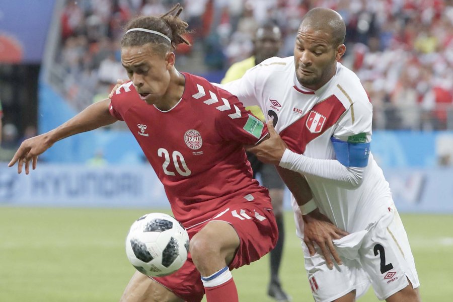 FOTO NA DISPUTA. / Yussuf Poulsen y Alberto Rodriguez van por la pelota.