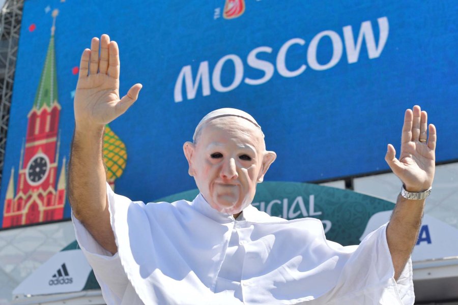 FOTOS AFP MARADONA. Diego agradeci&oacute; el cari&ntilde;o de la gente durante el partido en Mosc&uacute;.  PAPA FRANCISCO. Un simpatizante argentino ataviado como el Sumo Pont&iacute;fice.  MAYORIA. Los hinchas alentaron en todo momento al seleccionado en su debut.  JUNTOS. I