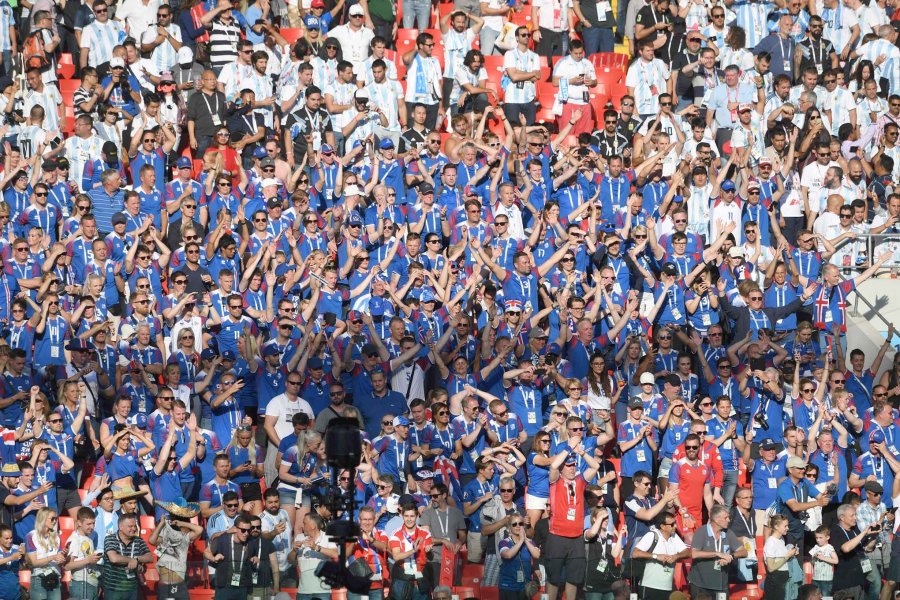 FOTOS AFP MARADONA. Diego agradeci&oacute; el cari&ntilde;o de la gente durante el partido en Mosc&uacute;.  PAPA FRANCISCO. Un simpatizante argentino ataviado como el Sumo Pont&iacute;fice.  MAYORIA. Los hinchas alentaron en todo momento al seleccionado en su debut.  JUNTOS. I