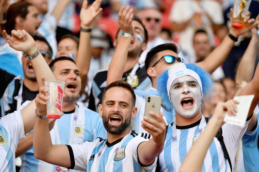 FOTOS AFP MARADONA. Diego agradeci&oacute; el cari&ntilde;o de la gente durante el partido en Mosc&uacute;.  PAPA FRANCISCO. Un simpatizante argentino ataviado como el Sumo Pont&iacute;fice.  MAYORIA. Los hinchas alentaron en todo momento al seleccionado en su debut.  JUNTOS. I