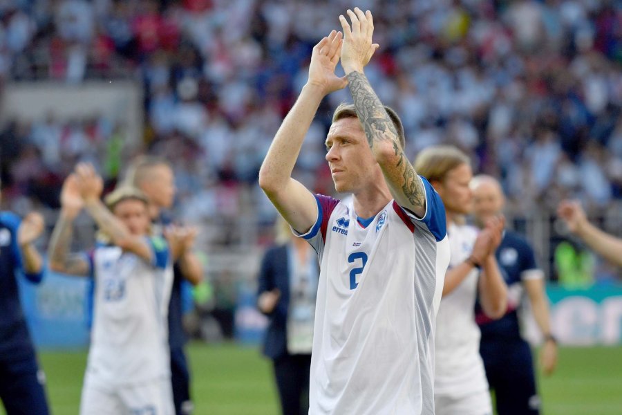 FOTOS AFP MARADONA. Diego agradeci&oacute; el cari&ntilde;o de la gente durante el partido en Mosc&uacute;.  PAPA FRANCISCO. Un simpatizante argentino ataviado como el Sumo Pont&iacute;fice.  MAYORIA. Los hinchas alentaron en todo momento al seleccionado en su debut.  JUNTOS. I
