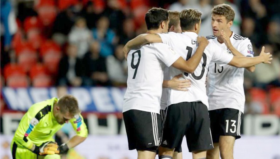 FOTO ARCHIVO SALE A CANCHA. / La 'm&aacute;quina' enfrenta al "Tri".
