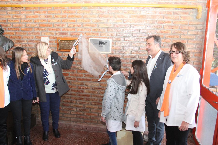 FOTO J. BARRERA// PLACA./ En el hall del establecimiento se coloc&oacute; una placa recordativa de la Provincia, fue descubierta por las autoridades.