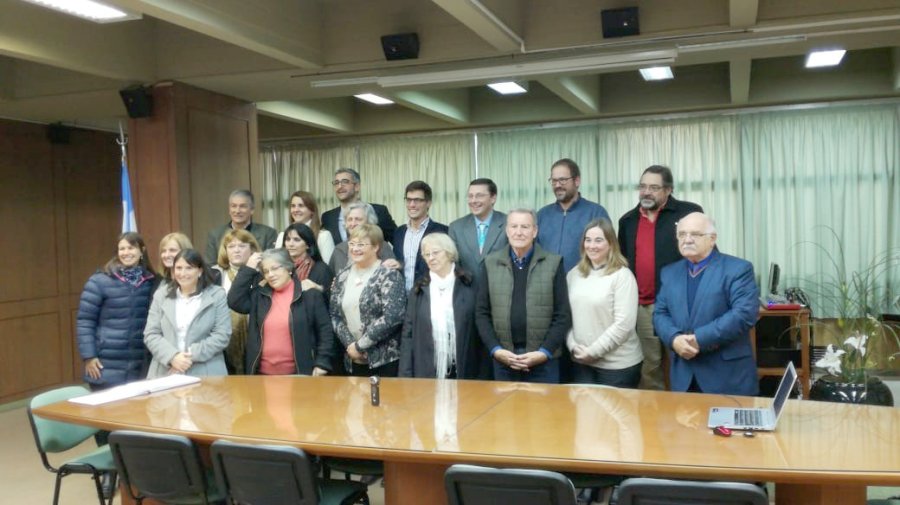 FOTO CM CONCEJO. Integrantes del Club de Leones con ediles y funcionarios.