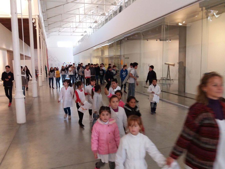 FOTO CP// ESCUELAS./ Su visita fue incesante en ambas jornadas. Pradelli./ La escritora convocó a importante cantidad de público.