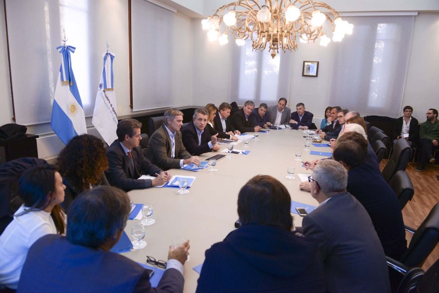 FOTO AGROINDUSTRIA REUNION./ Fue presidida por el ministro Etchevehere y asistieron integrantes de la mesa lechera.