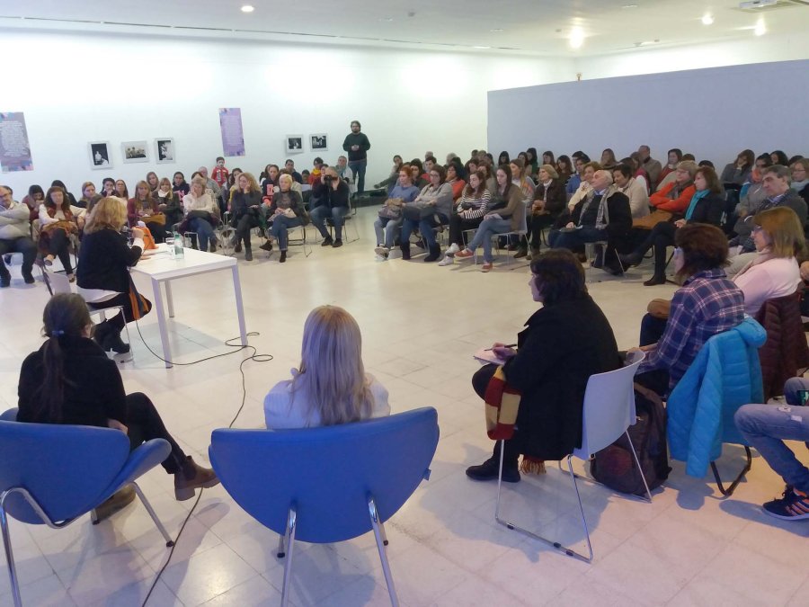 FOTO CP// ESCUELAS./ Su visita fue incesante en ambas jornadas. Pradelli./ La escritora convoc&oacute; a importante cantidad de p&uacute;blico.