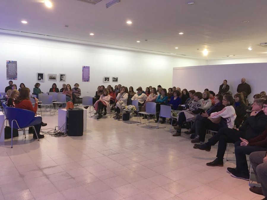 FOTO CP// PRESENTACION./Anal&iacute;a Ghirardotti y Claudia Casabella ante estupendo marco de p&uacute;blico.