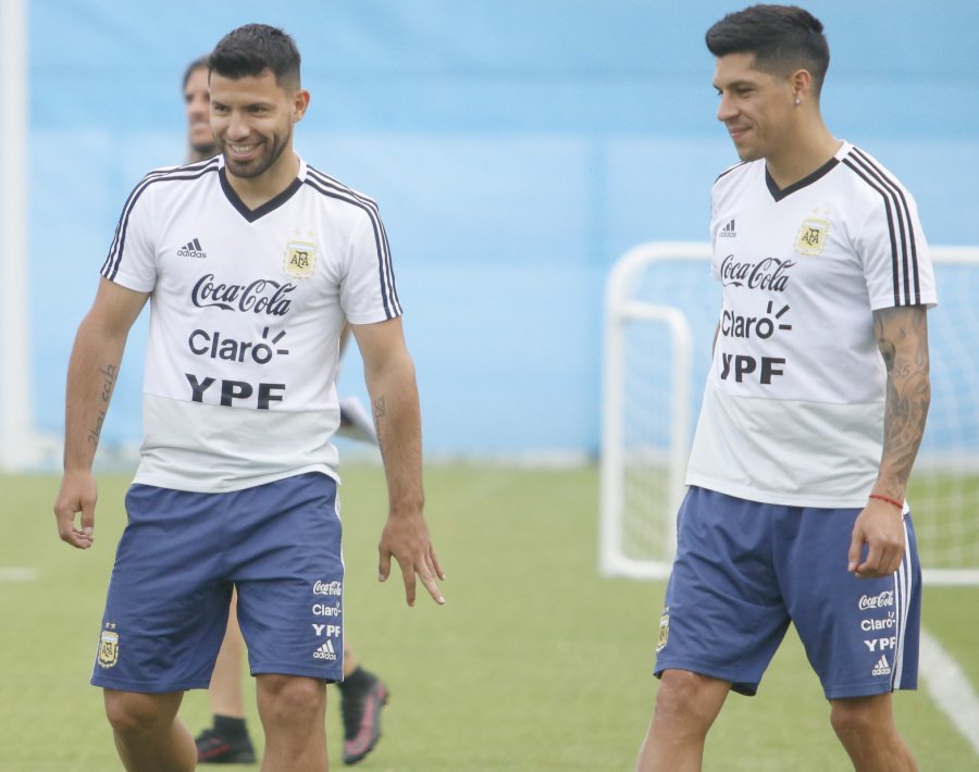 FOTO NA A DESPEJAR DUDAS./ El Kun est&aacute; seguro. Enzo P&eacute;rez fue una de las alternativas que prob&oacute; Sampaoli.