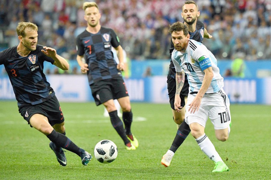 FOTO NA NO GRAVITO. Messi, rodeado de croatas, volvi&oacute; a tener otro flojo partido, al igual que sus compa&ntilde;eros.